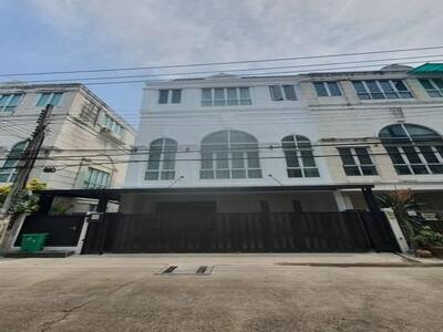 ขายโฮมออฟฟิต 3.5 ชั้น 240 ตรม. หลังมุม ลาดพร้าววังหิน โชคชัย 4