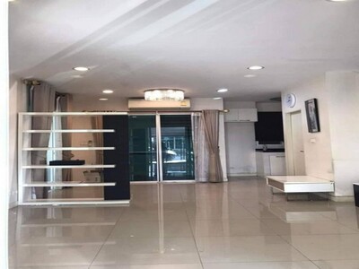 P1084 ให้เช่าทาวน์โฮม 3 ชั้น บ้านกลางเมือง โชคชัย4 ซอย50