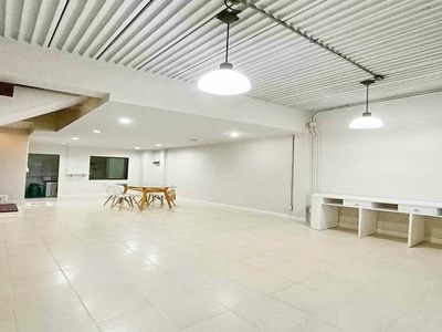 ทาวน์เฮ้าส์ 3 ชั้น 240 ต.ร.ม.บ้านกลาง พระราม 9  ARL หัวหมาก 700 ม