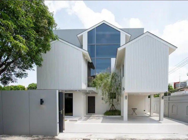 ขายหรือให้เช่าบ้านเดี่ยว 3 ชั้น ย่านสุขุมวิท71 ปรีดีพนมยงค์ 14 หลังมุม Fully Furnished ใกล้รถไฟฟ้าBTSเอกมัย ใกล้ทางด่วน