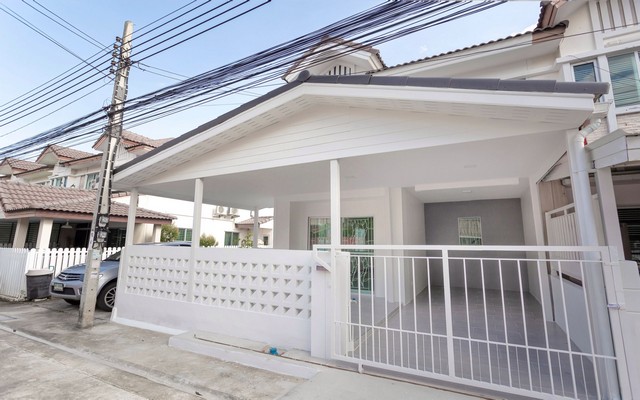 พฤกษาวิลล์22 พระราม5-2  เนื้อที่กว้าง   สภาพภายในสวย พร้อมเข้าอยู่ได้ทันที  ตั้งบนทำเลดี 