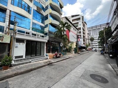 พื้้นที่ ชั้น 1 และชั้นลอย อาคารพาณิชย์ ใกล้มหาวิทยาลัยหอการค้าไท