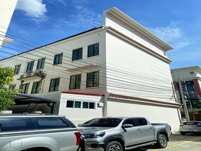 เซ็นทรัล บางนา 600ม.  MRT ศรีลาซาล 1.3กม.  3.5ชั้น  21ตร.ว. 