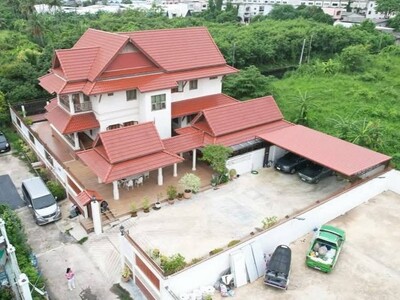 บ้านเดี่ยว  2 ชั้น 200 ตารางวา เป็นบ้านเรือนไทย  สาย2 ซอย10 