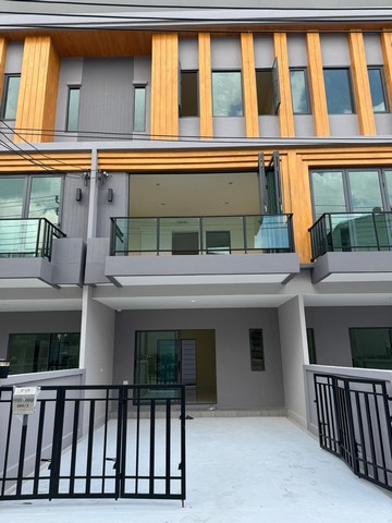 ให้เช่าทาวน์โฮม 3 ชั้น โครงการ ไอเจ้นท์ พระราม 9 Eigen Rama 9 (Praram 9) เฟอร์พร้อมอยู่ ใกล้นานาชาติ Charter