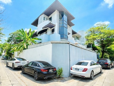 อาคารสำนักงาน 3.5 ชั้น 8นอน เซ็นทรัล พระราม 9  เหม่งจ๋าย ประชาอุท