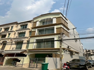 ให้เช่าบ้านกลางเมืองห้องมุมแยกรัชดา-ลาดพร้าว4 ชั้นใกล้MRTลาดพร้าว
