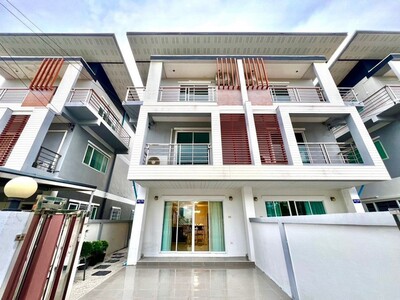 ทาวน์โฮม 3 ชั้น ทำเลดี เขาน้อยใกล้เดอะชิลด์
