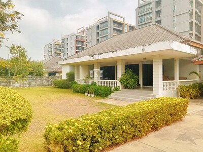 ขาย ที่ดินพร้อมบ้าน ทำเลทอง ใกล้รถไฟฟ้า เดินทางสะดวกได้หลายทาง ถ.