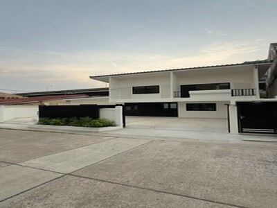 บ้านเดี่ยว 2 ชั้น ซอยพัฒนาการ  เหมาะอยู่อาศํยหรือทำเป็นออฟฟิศ