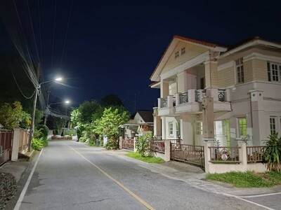 บ้านแฝด2ชั้น อยู่ในหมู่บ้าน.ธนาโชค