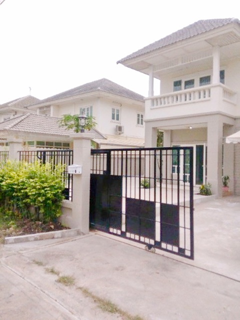 ให้เช่าบ้านเดี่ยวใหญ่มากแม็คโคร โลตัสไทรน้อย หลังมุม ถูกที่สุดใน3โลก  66ตรว. 3นอน 2น้ำ 4จอดรถ บางบัวทอง 