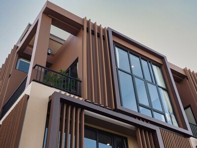 The Galeria64 ทาวน์เฮ้าส์ แต่งครบ 3.5 ชั้นพร้อมลิฟท์ ใจกลางเมือง