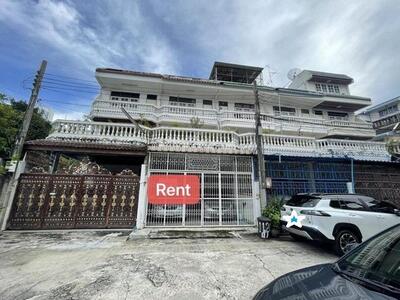 ให้เช่าทาวน์เฮาส์ 4 ชั้น 300 ตร.ม. ย่านห้วยขวาง ใกล้ MRT สุทธิสาร