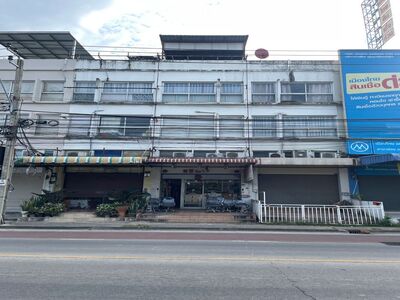 ขายถูกด่วน ตึกแถว 3.5 ชั้น ทำเลดี ริมถนนแบริ่ง(สุขุมวิท107) 