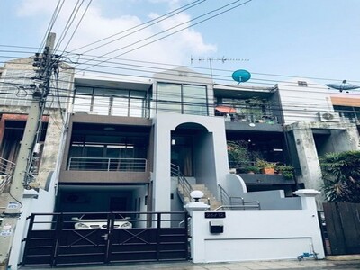 ให้เช่าทาวโฮม3 ชั้น  ใกล้ ตลาดบองมาร์เช่  ตลาดประชานิเวศน์1