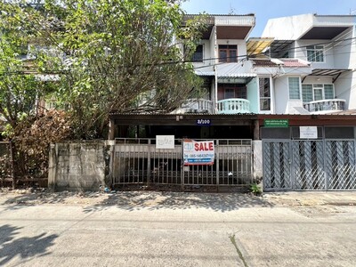 ทาวน์เฮ้าส์ 3 ชั้น ซอยพหลโยธิน 18 ใกล้ตลาดนัดจตุจักร  กรุงเทพฯ 