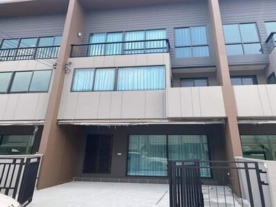 ขายหรือให้เช่า ทาวน์โฮม3 ชั้น ติดถนนเสรีไทย 52