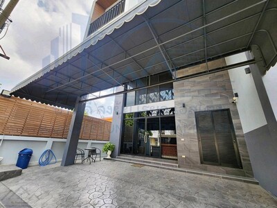 ให้เช่าโฮมออฟฟิศหรู 3.5 ชั้น หลังมุม 300ตรม. ลาดพร้าว–วังหิน พร้อ