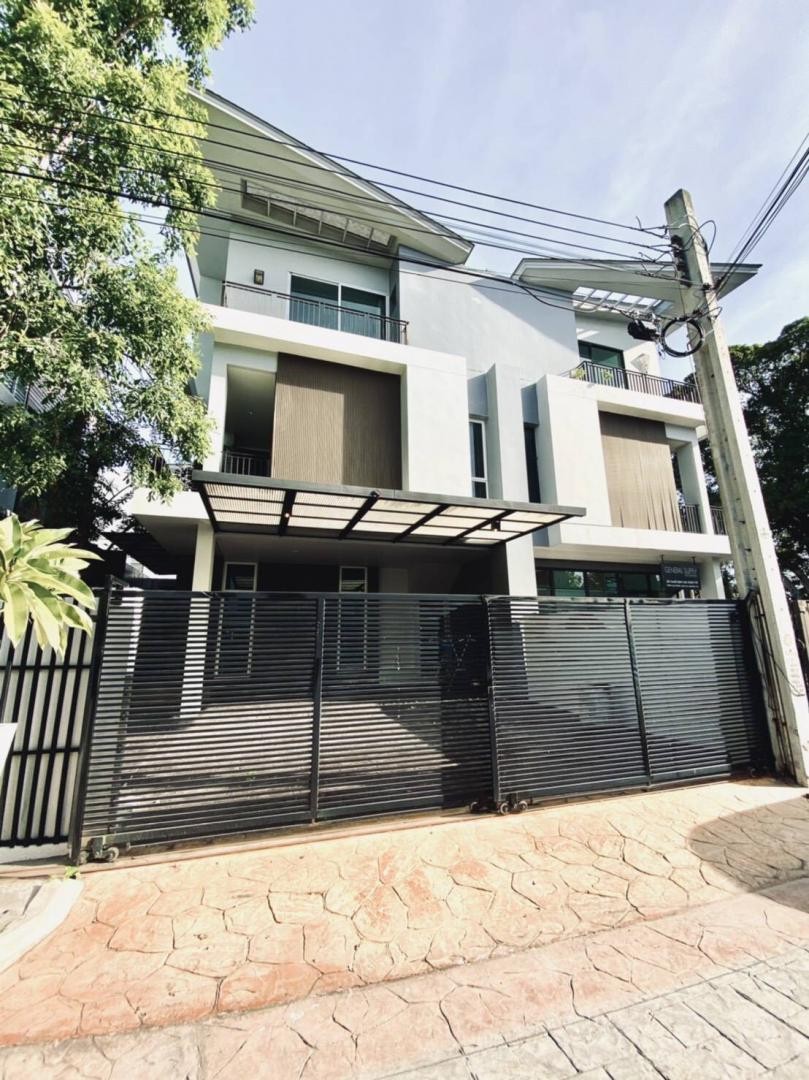 ให้เช่าบ้านแฝด 3 ชั้น หมู่บ้าน GRAND I DESIGN วิภาวดี ใกล้มอเตอร์เวย์ ใกล้เซียร์รังสิต