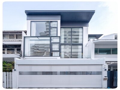 ขาย Townhome 3 ชั้น 250 ตร.ม. ซอยสุขุมวิท 15 ใกล้ BTS อโศก 