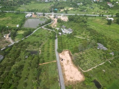 ขาย ที่ดินสวย ทำเลดี แบ่งขาย 4 แปลง  ถมแล้ว พร้อมสร้างบ้าน  ติดถน