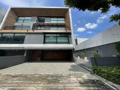 ขายทาวน์โฮม 3 ชั้น 30 ตร.ว. อาร์เด้น ลาดพร้าว 71 หลังมุม ถ.สตรีวิ