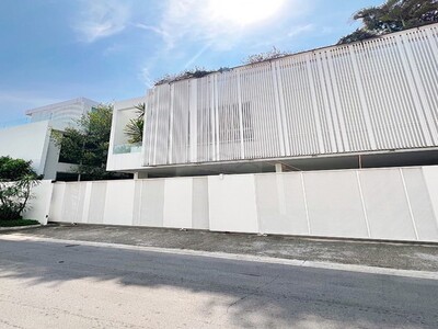 ขายบ้านหรู 3 ชั้น 4 นอน VIVE เอกมัย-รามอินทรา มีลิฟท์ สระว่ายน้ำ