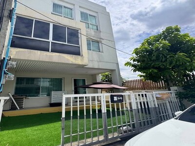  ขายทาวน์โฮม 3 ชั้น (มีดาดฟ้า) หมู่บ้าน D-one ซอยอ่อนนุช 74/1 แยก