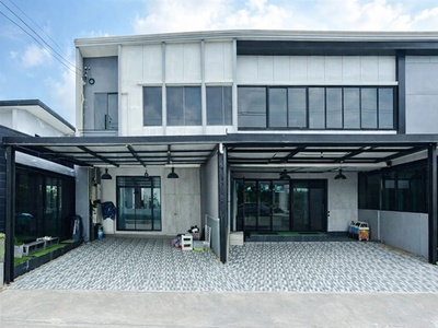 ติดสระว่ายน้ำ พระราม 9 5นอน MRT ศรีกรีฑา 2.6 กม. ทาวน์โฮม ใหญ่  