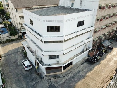 หัวมุม BTSเซนต์หลุยส์4คูหาทะลุ แม็คโคร สาทร  สภาอุตสาหกรรม 250ม. 