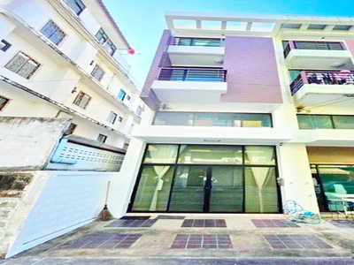  อาคาร 3.5 ชั้น ใกล้ซาฟารีเวิลด์ ใกล้แฟชั่นไอส์แลนด์ 900 ม.หลังริ