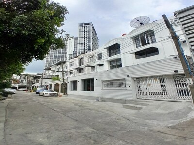 ขายทาวน์เฮ้าส์ 3 ชั้น 2 คูหา 52 ตรว. 700 ตรม. ทำเลทอง พระราม 9 ซอ