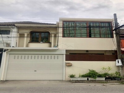 ให้เช่าทาวน์เฮ้าส์ ซอยรัชดา18 รีโนเวทสไตล์ Modern ใกล้ MRT ห้วยขว