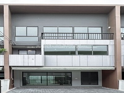 ขายทาวน์โฮม 3 ชั้น รีโนเวทใหม่ ถ.ศรีนครินทร์-ร่มเกล้า 18.1 3 น 3 