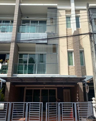  ให้เช่าทาวน์โฮม   ทาวน์ พลัสเอ็กซ์ ลาดพร้าว โยธินพัฒนา11 หลังCDC  มี3 ห้องนอน 4 ห้องน้ำ  