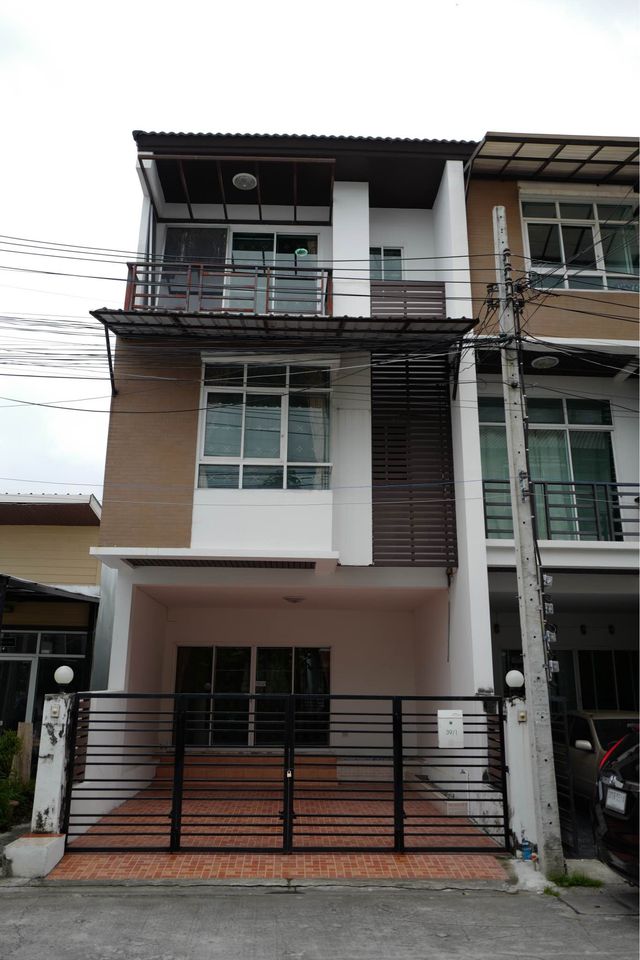 HR1262ให้เช่าทาวน์โฮม 3.5 ชั้น หลังมุม โครงการThe Roof แจ้งวัฒนะ ใกล้เซ็นทรัลแจ้งวัฒนะ เดินทางสะดวก