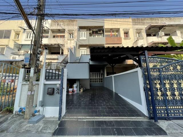 ให้เช่าทาวน์โฮม 3ชั้น ใกล้ MRT ย่านรัชดา สุทธิสาร เขตดินแดง 4 ห้องนอน 3 ห้องน้ำ เนื้อที่ 26 ตารางวา พื้นที่ใช้สอย 170 ตารางเมตร 