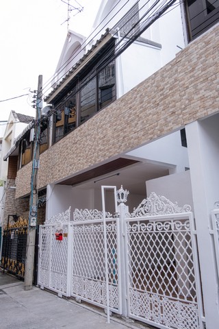 ให้เช่าทาวน์เฮ้าส์ 3 ชั้น 250 ตรม. ซอยสุขุมวิท 44/2 เหมาะทำโฮมออฟฟิศ  จดทะเบียนได้ ใกล้ BTS พระโขนง 