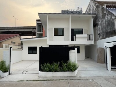 ให้เช่าบ้านเดี่ยว เพียง 5นาที ถึงทองหล่อ และ1 นาที ถึง ทางด่วนพัฒ