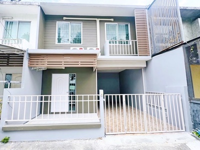  โลตัส บิ๊กซี ใกล้รถไฟฟ้า 2 สาย ทาวน์เฮ้าส์ 2ชั้น บนถนนลาดปลาเค้า