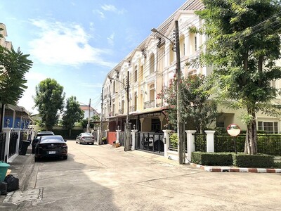 ทาวน์โฮมหรู 3 ชั้น เออร์เบิน สาทร  บางจาก ภาษีเจริญ ใกล้รถไฟฟ้า