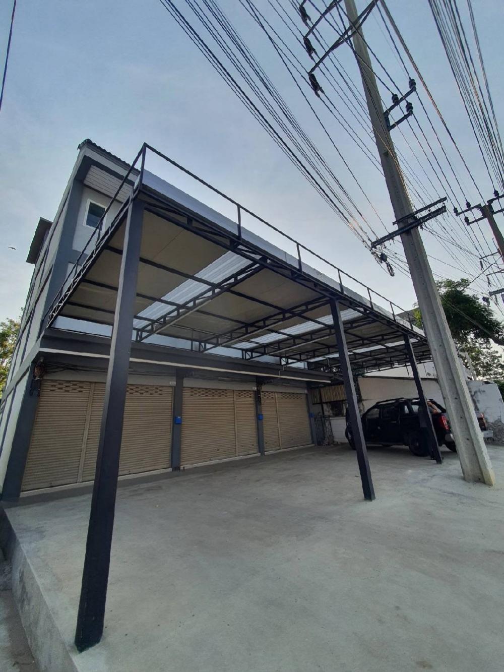 ขายอาคารพานิชย์ 3 ชั้น 3 คูหา ติดถนนบางกรวย-ไทรน้อย อยู่ในแหล่งชุมชน อ.ไทรน้อย จ.นนทบุรี