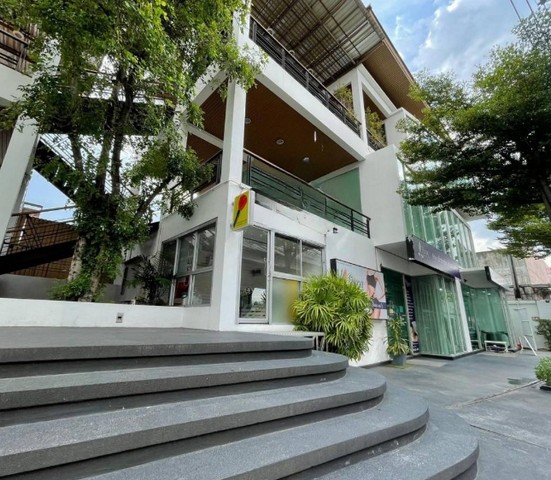 ให้เช่าพื้นที่ชั้น2 ขนาด 110 ตรม. เป็นห้องกระจก ริมถนนรัชดา-รามอินทรา เหมาะสำนักงาน ทำธุรกิจ 