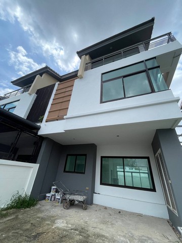 ขายทาวน์โฮม 3 ชั้น หมู่บ้านเวอรีเดียนถนนราชพฤกษ์ บางรักน้อย ซอย 2 จากถนนใหญ่เข้าซอยเพียง 50 เมตรถึง หมู่บ้าน