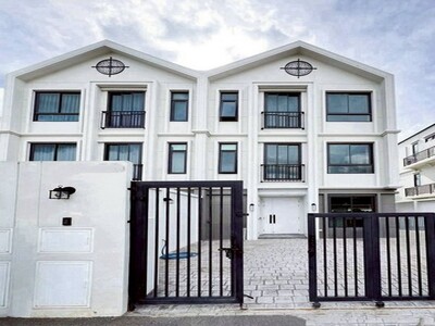 พูลวิลล่า 3 ชั้น บ้านสวย โปร่งโล่ง ทำเลดี ป่าแดด เชียงใหม่
