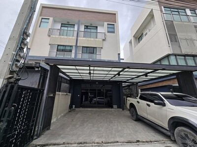 ให้เช่า ออฟฟิศ 3 ชั้น โครงการ DISTRICT ดิสทริค เอกมัย-รามอินทรา 
