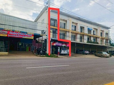 ขายขาดทุนอาคารพาณิชย์ 3 ชั้นทำเลดีติดถนนแม่สอดหลังมุม