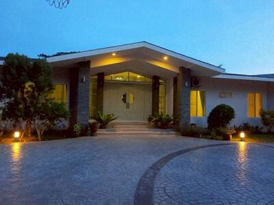 ให้เช่า 80,000 บาท/เดือน 2-1-59 ตรว. บ้านพูลวิลล่าหรู ทำเลดี ใกล้