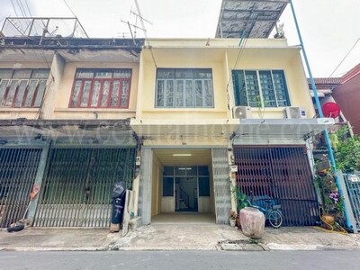 ทาวน์เฮ้าส์ 3 ชั้น ซอย กรุงเทพ - นนทบุรี 23 (จันทร์เกษม) ทำเลดี